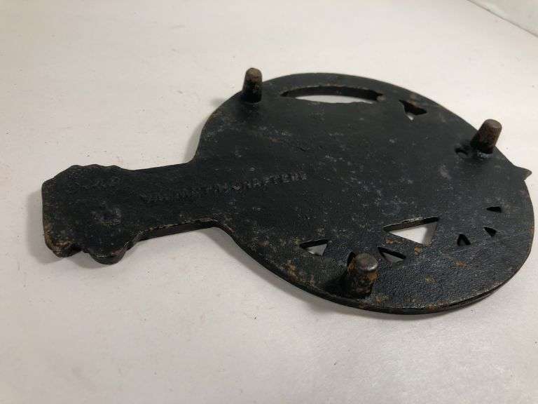 Vintage cast iron trivet featuring a steam locomotive and the text "ACL RR," which stands for the Atlantic Coast Line RR black trivet. VA Mertalcrafters #9-40   7 x 5 “