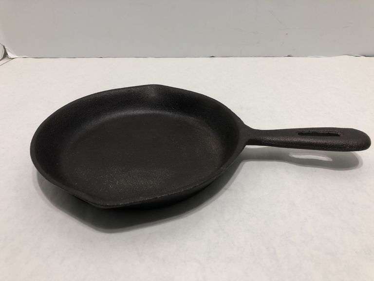 Vintage #3 double spout skillet. 6” diameter. No spin, no wobble.