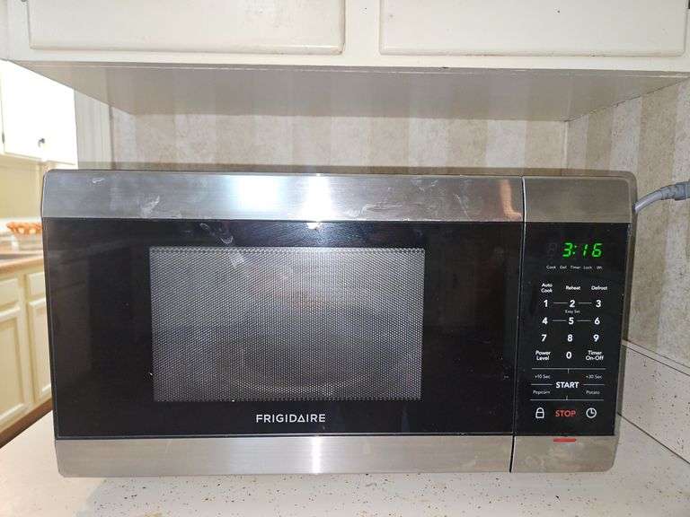 Frigidaire microwave oven model FFCM1155US... image