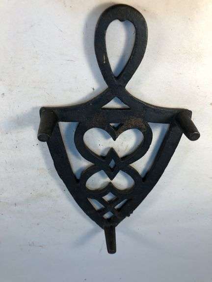 1800 to early 1900s cast iron footed trivet. 7.5 x 4”.