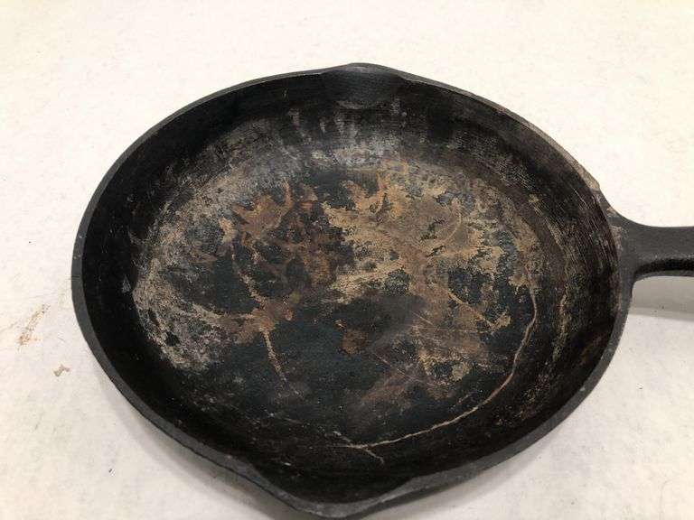 6 1/2” #2  3 notch skillet with heat ring and 2 spouts. Rounded interior surface. Made in Korea.