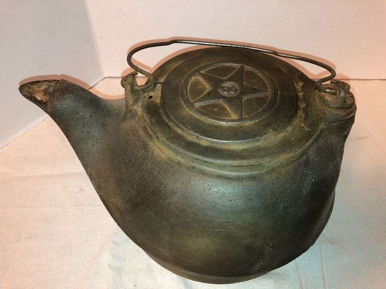 1800s Star #8 in kettle with bale 11” x 9”. Gatemarked.