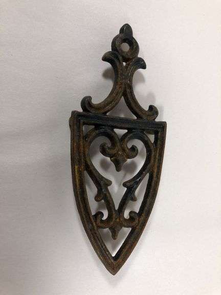 Vintage Wilton SAD iron trivet w/heart/spade design 5.5 x 2.5”