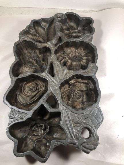 Vintage John Wright 7 flowers pan. Made in USA. 14 x 8.5”.