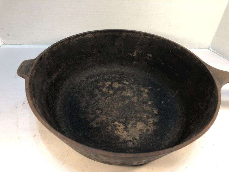 Vintage Lodge 8SK 10 1/4” diameter cast iron fryer skillet. 3 notch heat ring  3 1/8” D. No spin, no wobble.