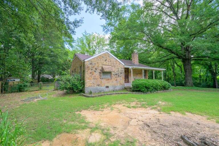 4BR/2BA Collierville home on a prime .91-acre lot
