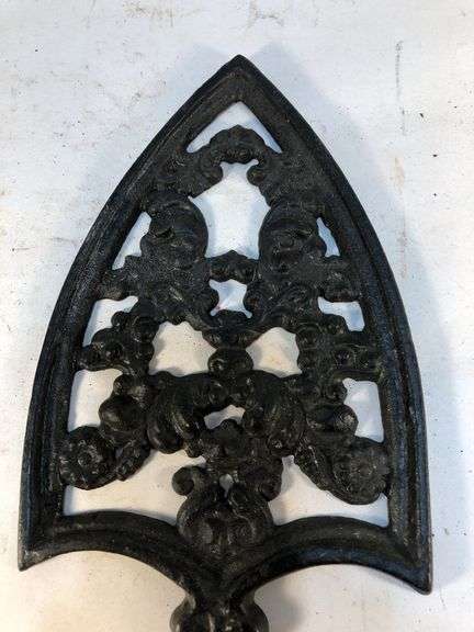 Wilton vintage flat iron trivet. Black. 10” x 4.5”