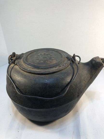 Antique gate marked #8 cast iron tea kettle. Starburst pattern. 11 1/2” x 9 1/2 “ 6.5” H.