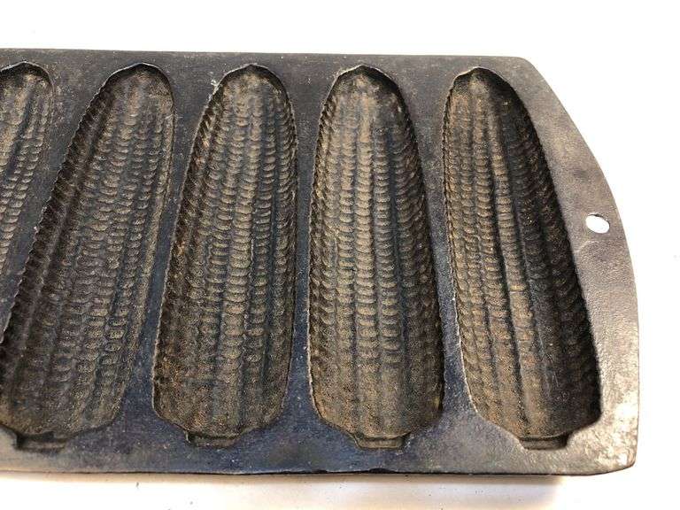 Vintage Lodge cornbread 7 stick pan. #2 R.  12.5 x 6”