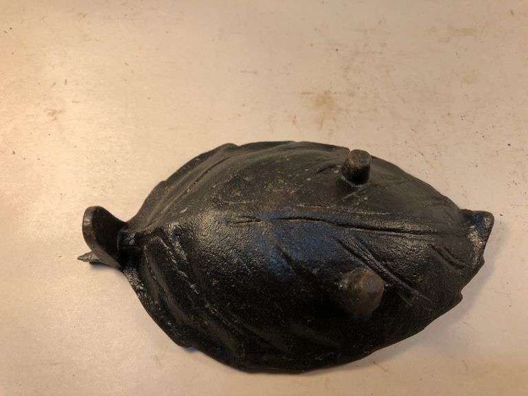 Small cast iron leaf shaped footed soap dish/ tray. 6” x 3.5”.