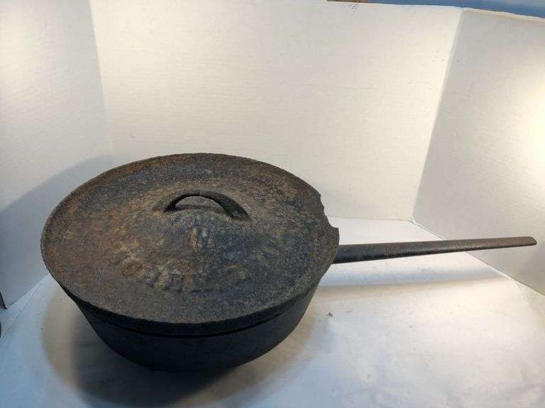 Rare 1800s gate marked Fisher Leaf Co. Lou. KY. 3 leg spider skillet. 25” L. 12” diameter skillet. 4 1/2” H. Lid 13” diameter 1”H.