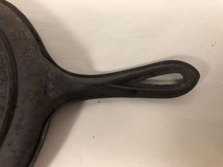 #7 gate marked griddle. 8.5” diameter. With heat ring. No spin, no wobble.