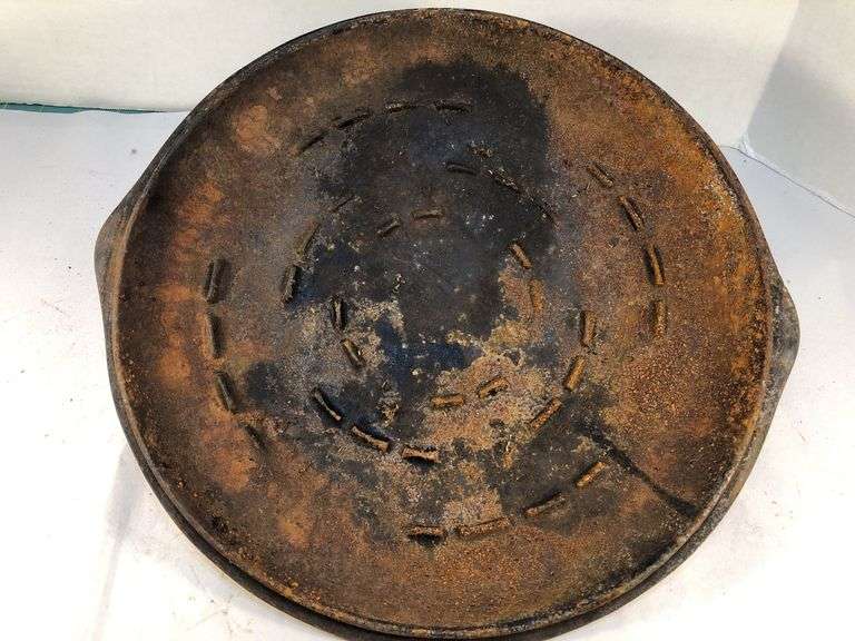 Rare #9 cast iron Dutch oven with lid and heat ring. Martin Stove and Range Co. Florence Ala. 10.75” diameter. No spin, no wobble.