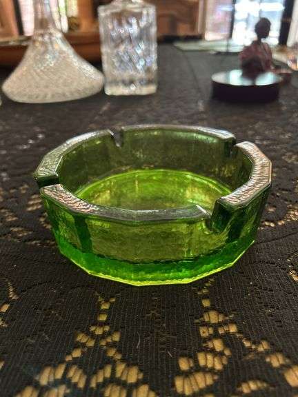 Vintage 9170s green pebbled glass ashtray…..5-3/4”D x 1-3/4” tall…..IS NOT URANIUM/VASELINE GLASS image