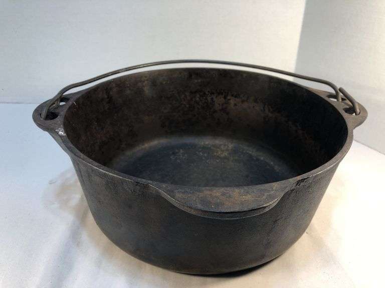 Vintage small logo Griswold #8 tite-top Dutch oven. 10” Diameter. 4” H. No lid. #1278. O. Erie, PA USA. image