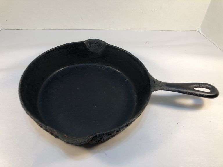 Unmarked 2 spout 8” diameter skillet. No spin, no wobble.