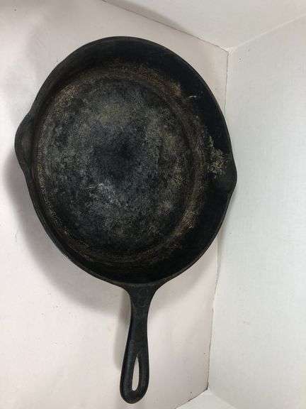 Martin Stove and Range Co. Florence Ala. #8 skillet. 2 spout. Heat ring.