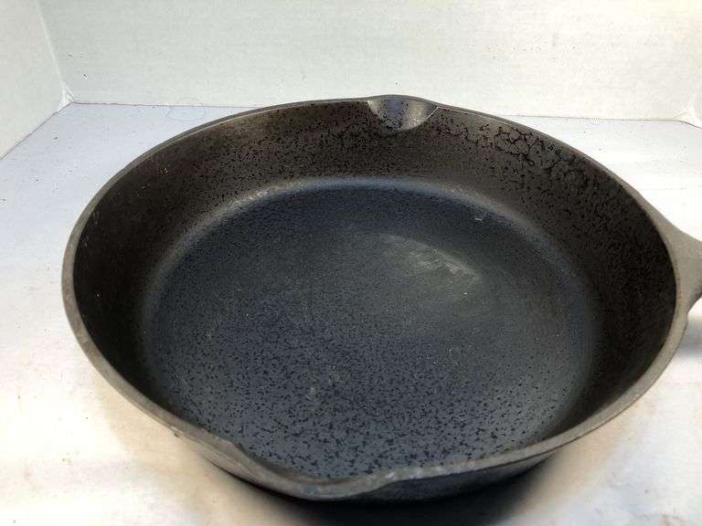Believe Volrath #8 skillet. 10” diameter. 2 spout. No spin, no wobble.