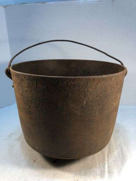 Antique gate marked 3 leg bean pot. 9” diameter. 7 1/4” H.