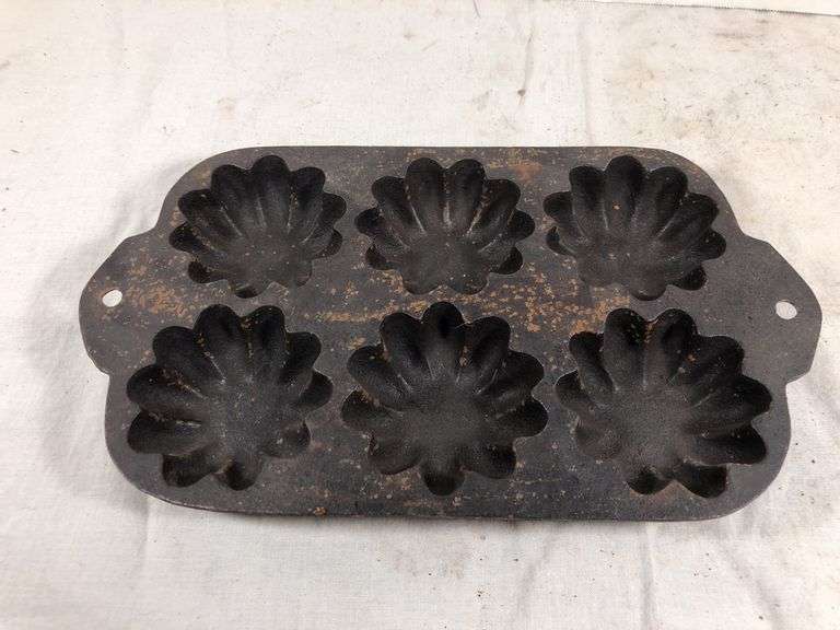 Vintage Turks Head muffin pan for 6. 9.5” x 5.5”. Seasoned.  #1 G