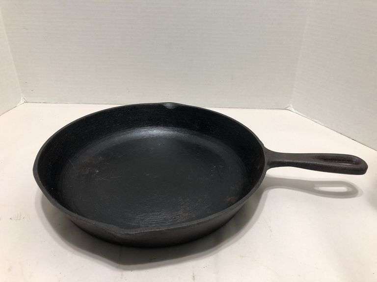10 1/2” 2 spout skillet with 3 notch heat ring. Made in Korea. No spin, no wobble. Numbered 2. image