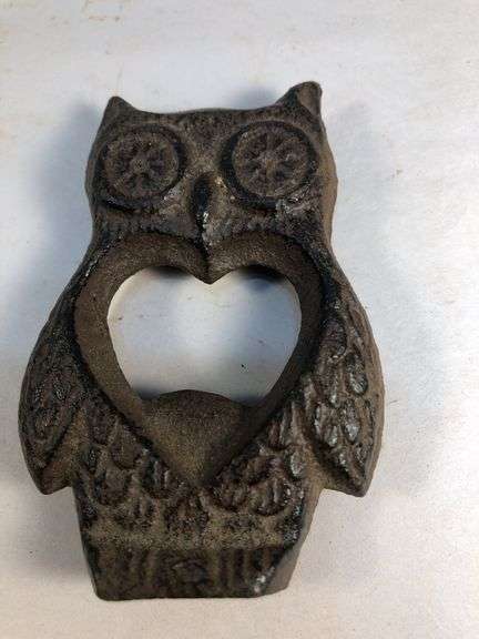 Adorable cast iron owl bottle opener. Heart shape in center. 3 1/4 x 2 1/8”