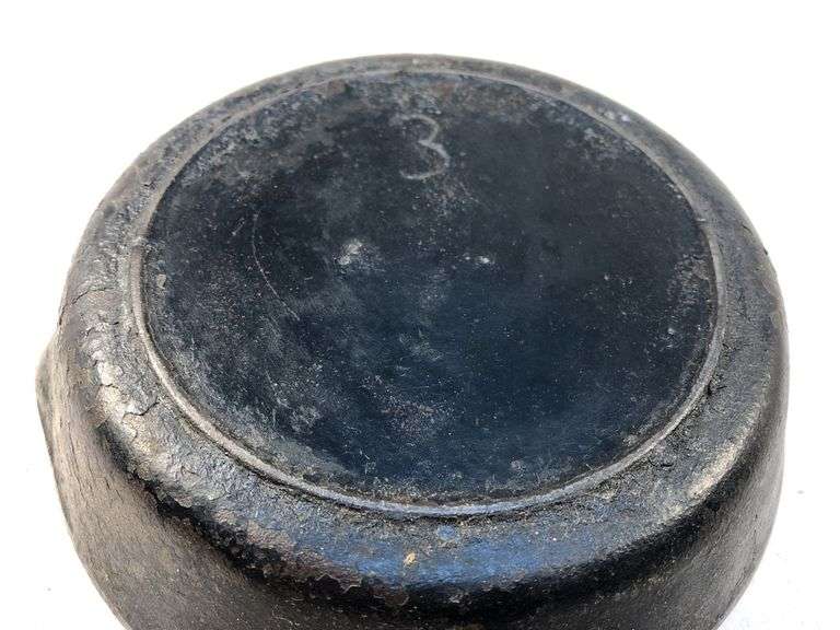 Lodge #3 skillet 3 notch with heat ring. 2 spouts. 6” diameter. No spin,no wobble.