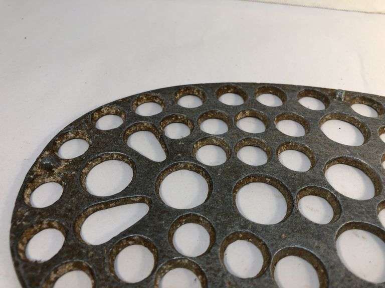 6 qt. Aluminum oval footed toaster trivet. 9. 1/2 x 5 1/2”.