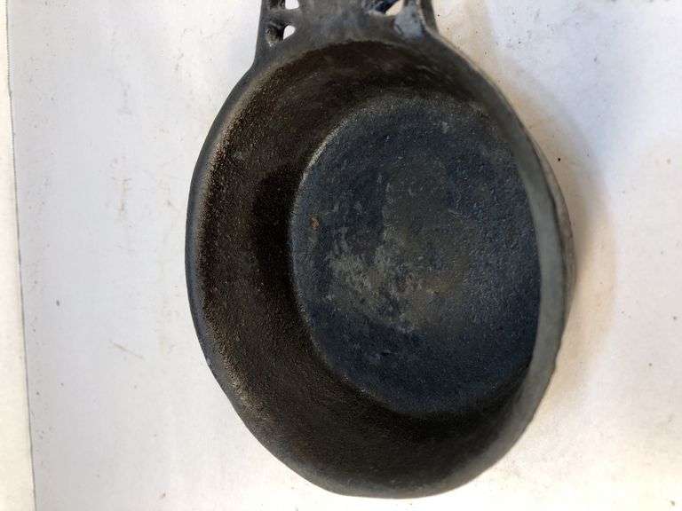 Antique cast iron porringer with heat ring by John Wright #218. 6” x 4” diameter.