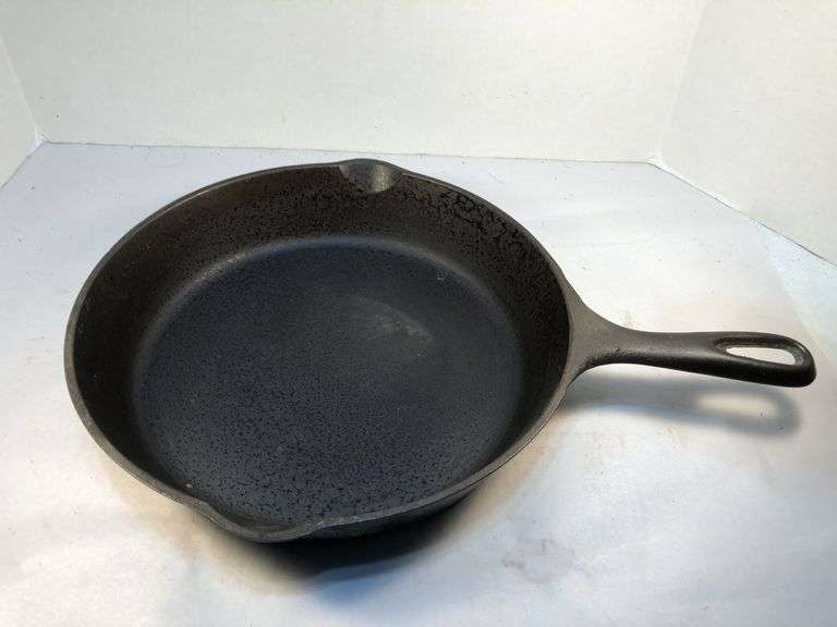 Believe Volrath #8 skillet. 10” diameter. 2 spout. No spin, no wobble.