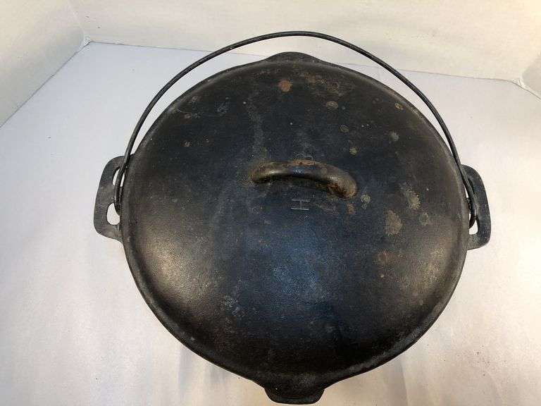 BSR single spout Dutch oven # 8 H. 10” Diameter. 4” D. No spin, no wobble.