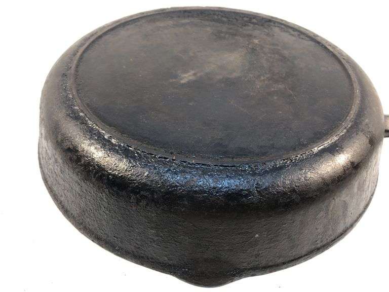 BSR #8 2 spout skillet with heat ring. No spin, no wobble. 10.5” diameter.