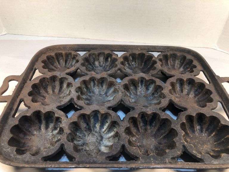 Antique gate marked cast iron 12 cup Turk'sHead gem pan. 14 3/4 by 10”. Muffin cup diameter 3”.