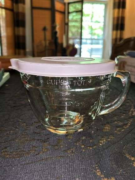 Pampered Chef lidded 4 Cup/1 Quart Glass Measuring Mixing Batter Bowl image