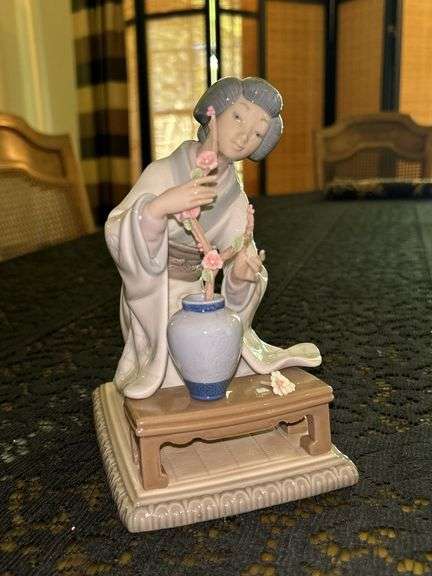 LLADRO Japanese Geisha Girl Porcelain Figurine (#4840)…..6” long x 4-1/2”w x 7-3/4” tall image