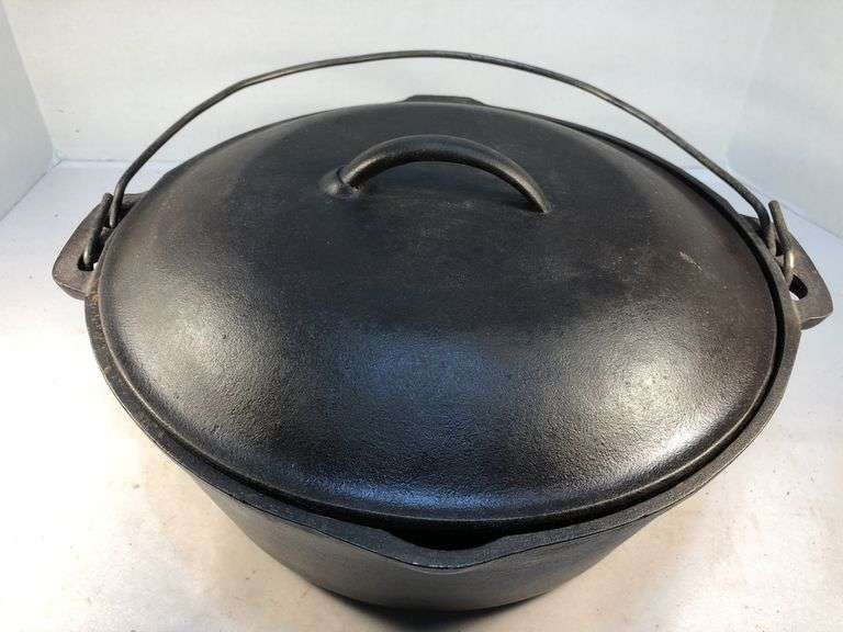 Vintage Lodge #8 Dutch oven 10 5/8”. 1 spout.with lid 10 8. No spins, no wobble. image