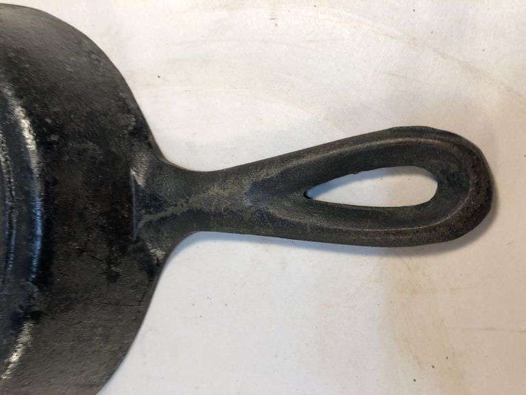 Vintage Wagner Ware #3 cast iron 6” skillet with 3 notch heat ring. 2 spouts. No spin, no wobble.  6” diameter.