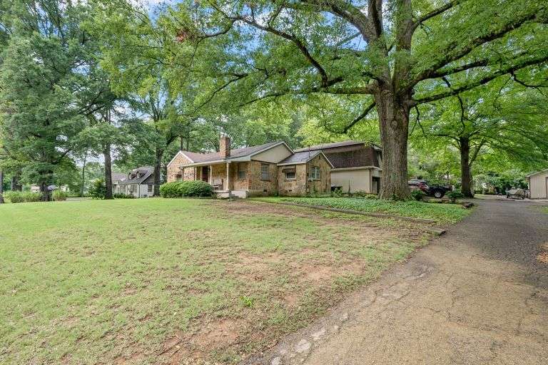 4BR/2BA Collierville home on a prime .91-acre lot