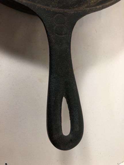 Martin Stove and Range Co. Florence Ala. #8 skillet. 2 spout. Heat ring.