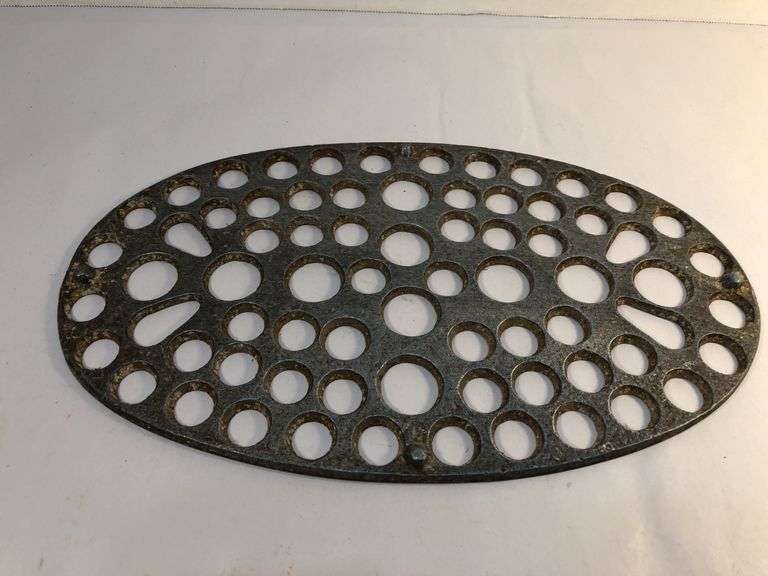 6 qt. Aluminum oval footed toaster trivet. 9. 1/2 x 5 1/2”.