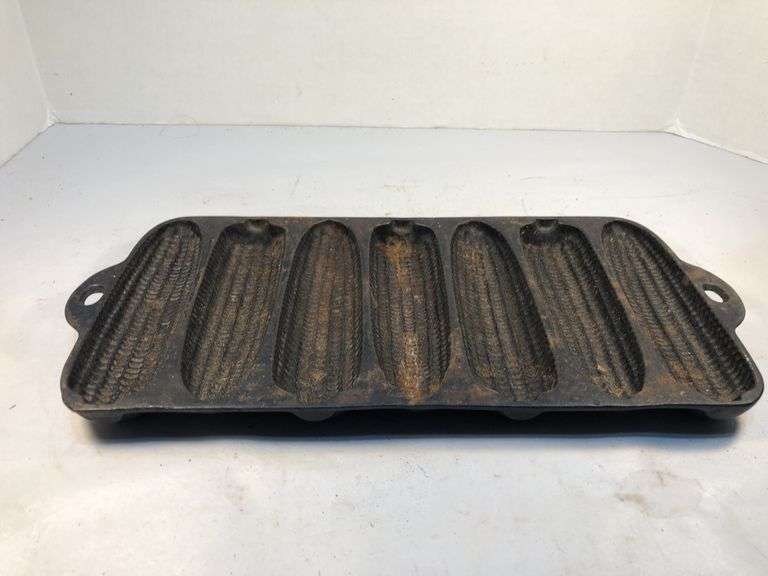 Junior Wagner Ware Sidney O #1319 (C) 6 stick cornbread muffin pan. Krusty Korn Kobb. 13 x 6”.