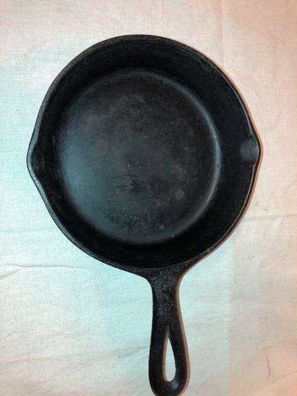 3 notch Lodge #3 skillet with heat ring. Makers mark G. Seasoned. No wobble. No spin. image