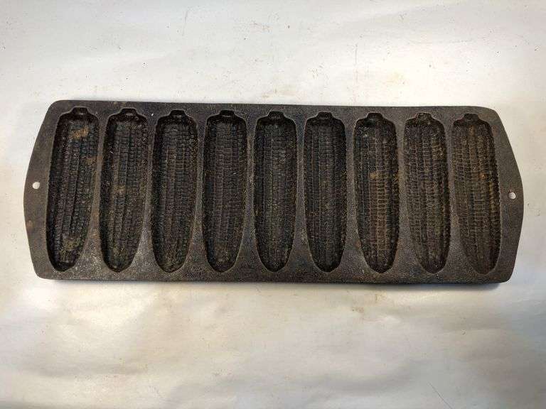 Rare Lodge 9 stick cornbread muffin pan. 2 feet. No markings. 15 3/4 x 5.75” image