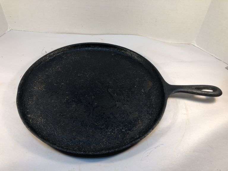 Wagner Ware #10 Made in U S A griddle. 11” diameter. Heat ring. No spin, no wobble image