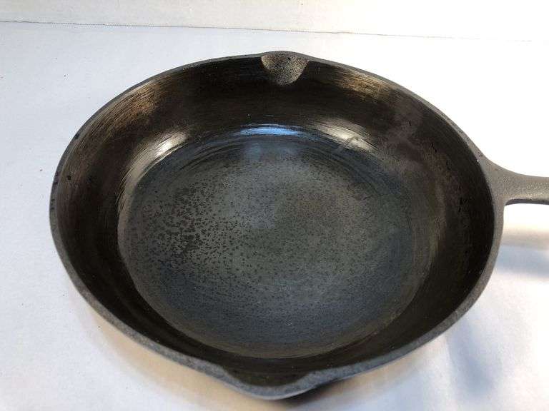 Beautiful BSR No. 5.  2  spout 8 1/8” cast iron skillet with heat ring. Newly seasoned. No spin, no wobble.