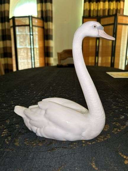 LLADRO “Graceful Swan" porcelain figurine (5230)…..8-1/2” tall….has a rattle inside but outside is pristine image