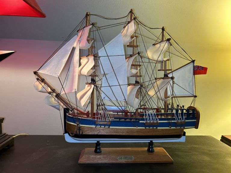 Heritage Mint LTD Wood/Fabric H.M.S. ENDEAVOR Model Ship……19" long image
