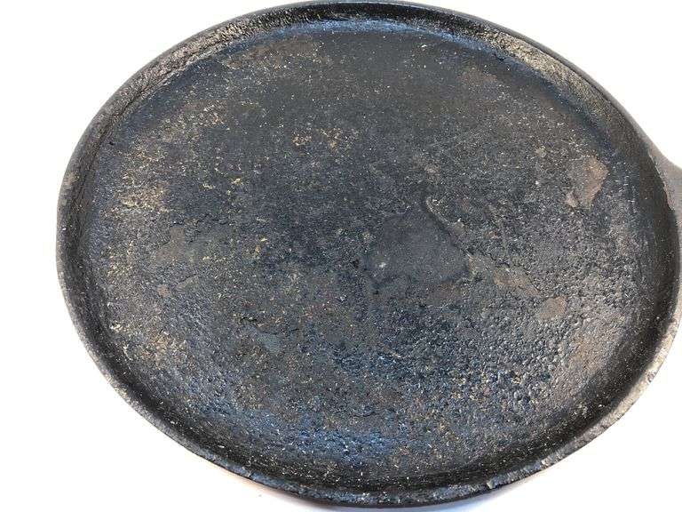 Wagner Ware #10 Made in U S A griddle. 11” diameter. Heat ring. No spin, no wobble