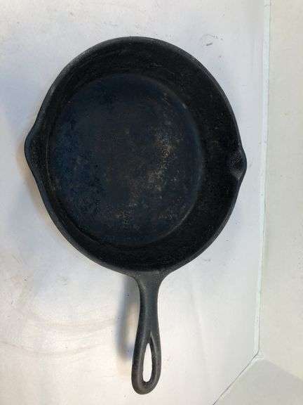 Vintage Lodge #5 2 spout skillet with 3 notch heat ring. 8” diameter. No spin, no wobble.