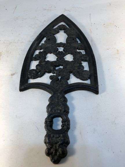 Wilton vintage flat iron trivet. Black. 10” x 4.5”